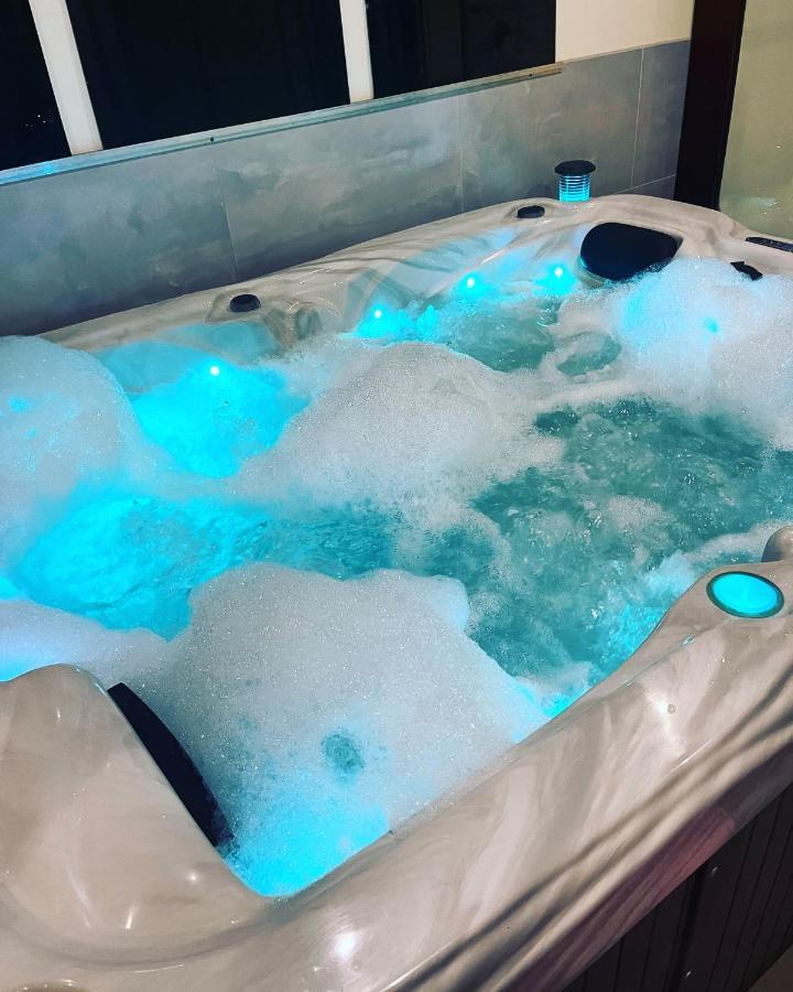 Spabyelleetlui Spa Rouge Ou Bleu ムスクロン エクステリア 写真